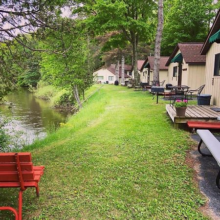 Betsie Riverside Resort Benzonia Buitenkant foto