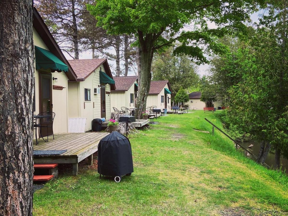 Betsie Riverside Resort Benzonia Buitenkant foto