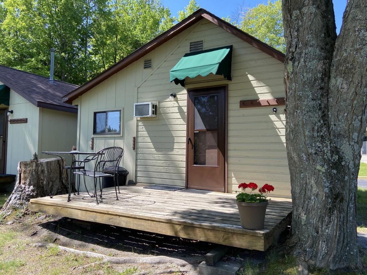 Betsie Riverside Resort Benzonia Buitenkant foto