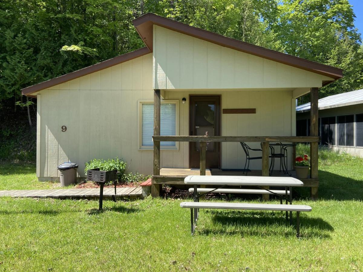 Betsie Riverside Resort Benzonia Buitenkant foto