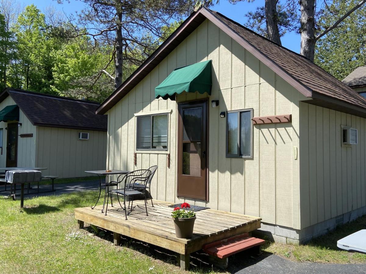 Betsie Riverside Resort Benzonia Buitenkant foto