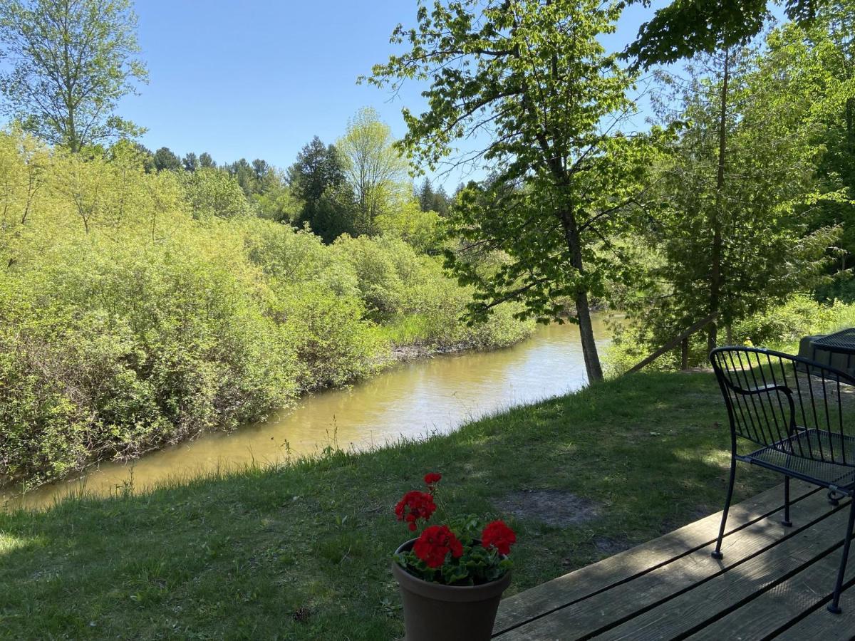 Betsie Riverside Resort Benzonia Buitenkant foto