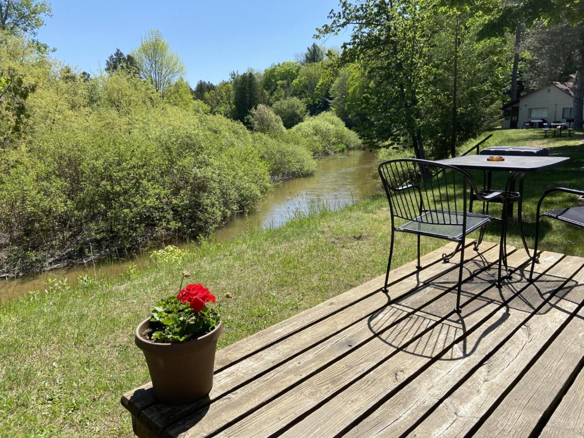 Betsie Riverside Resort Benzonia Buitenkant foto