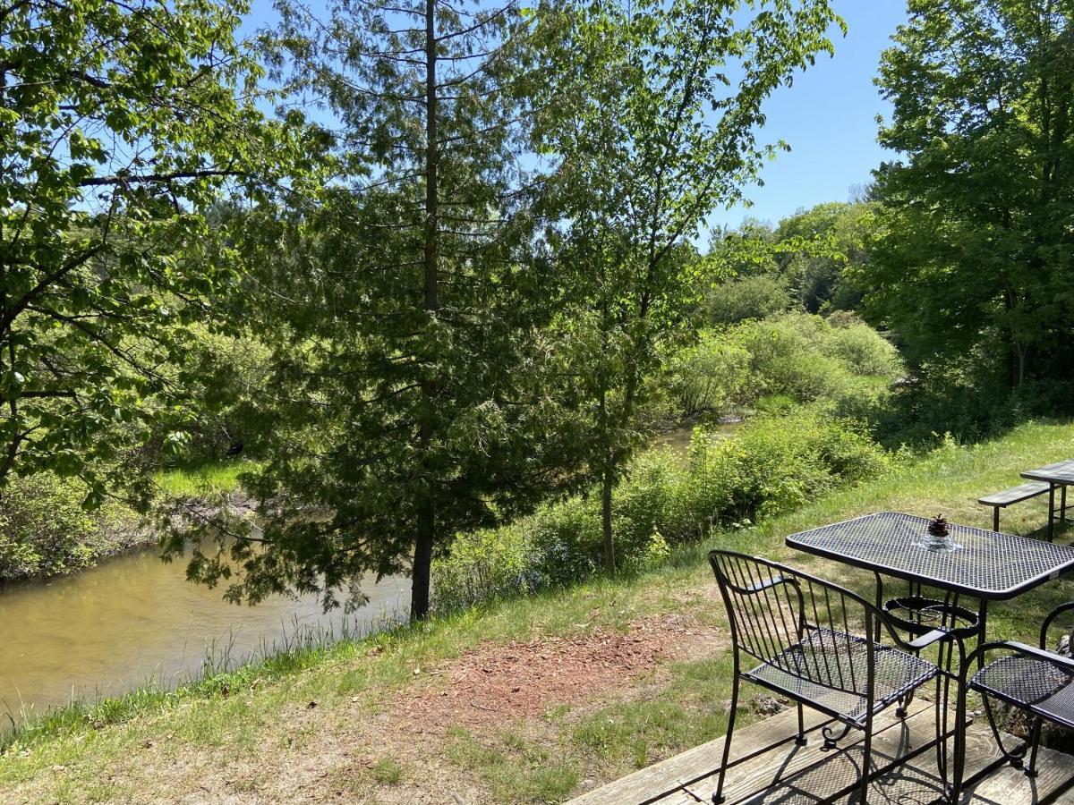 Betsie Riverside Resort Benzonia Buitenkant foto