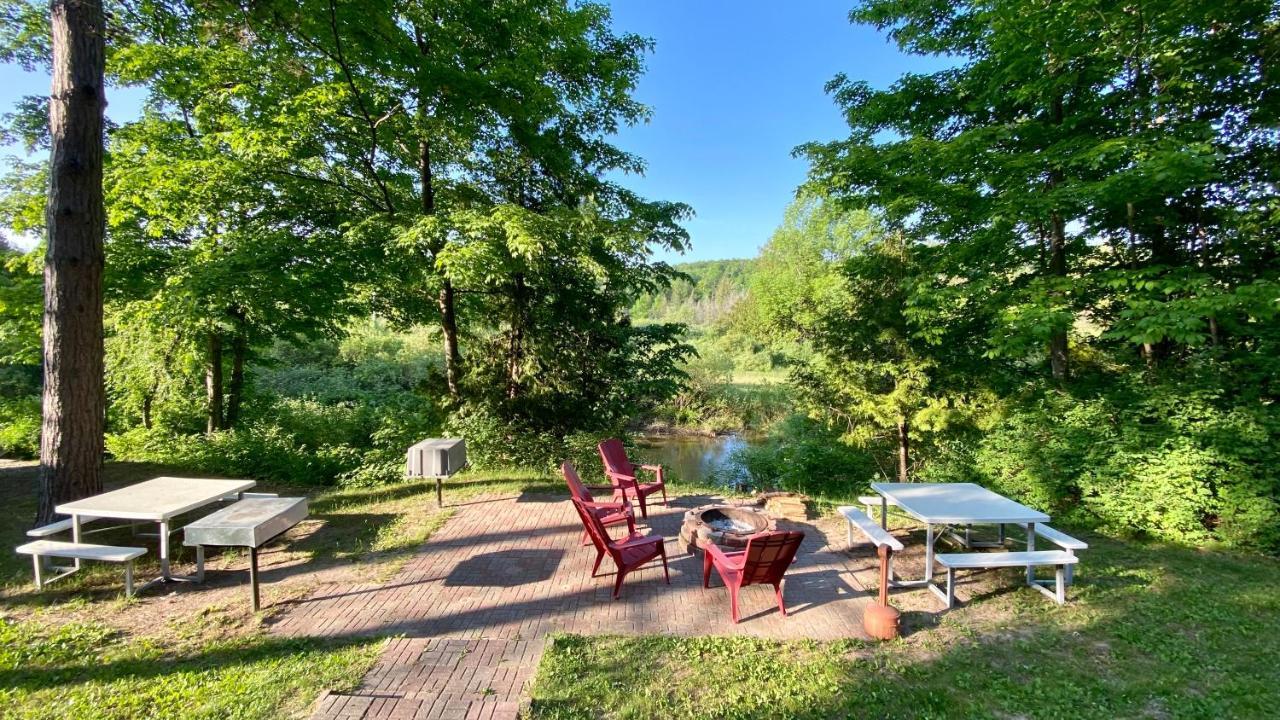 Betsie Riverside Resort Benzonia Buitenkant foto