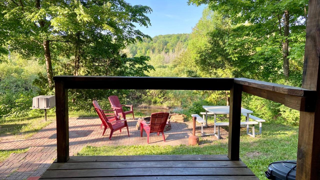 Betsie Riverside Resort Benzonia Buitenkant foto