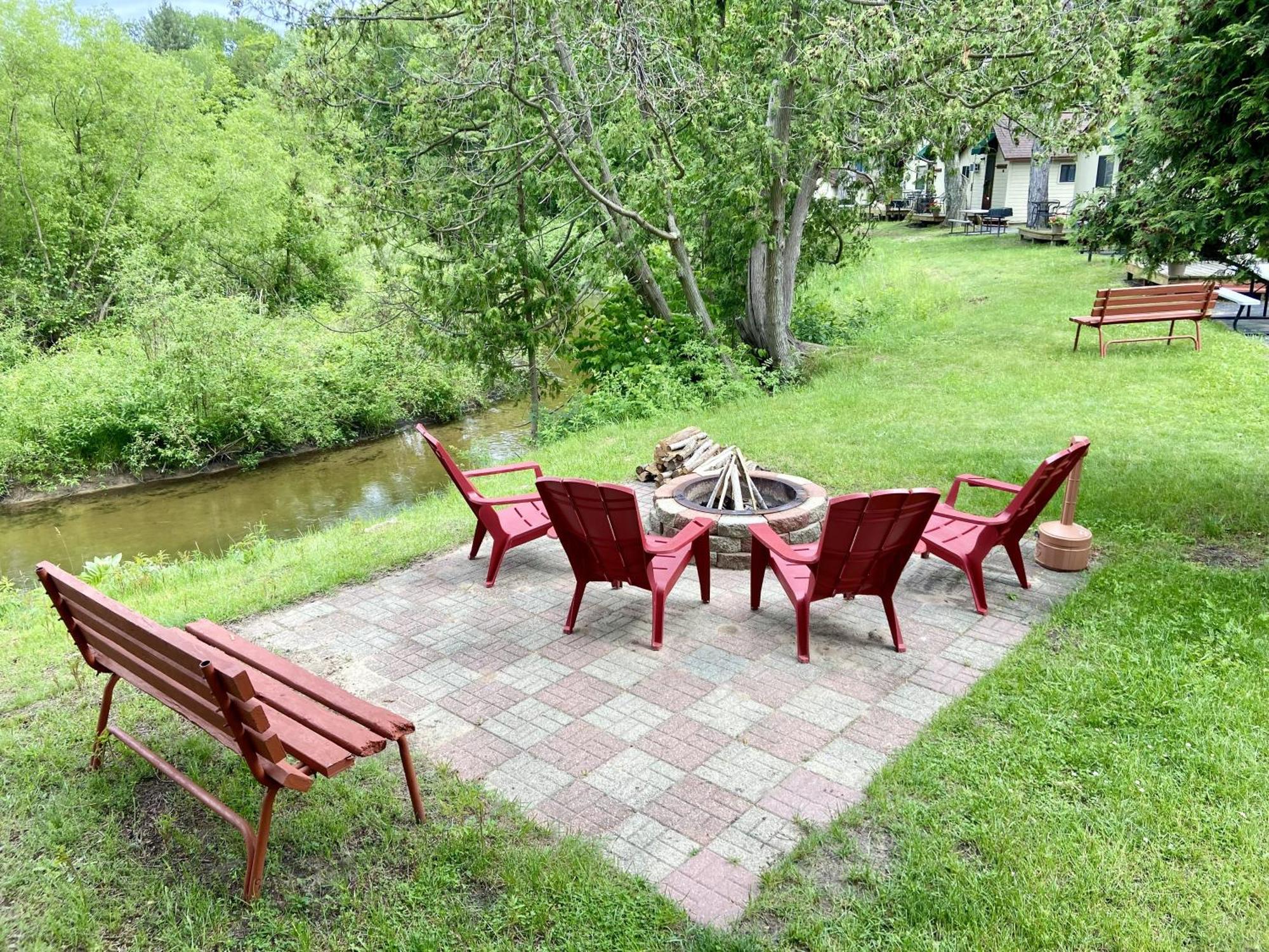 Betsie Riverside Resort Benzonia Buitenkant foto